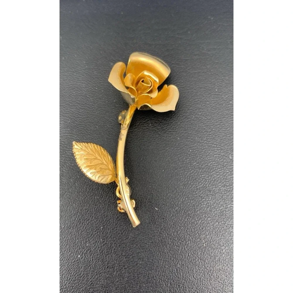 Vintage Gold Tone 3D Dainty Flower Flower